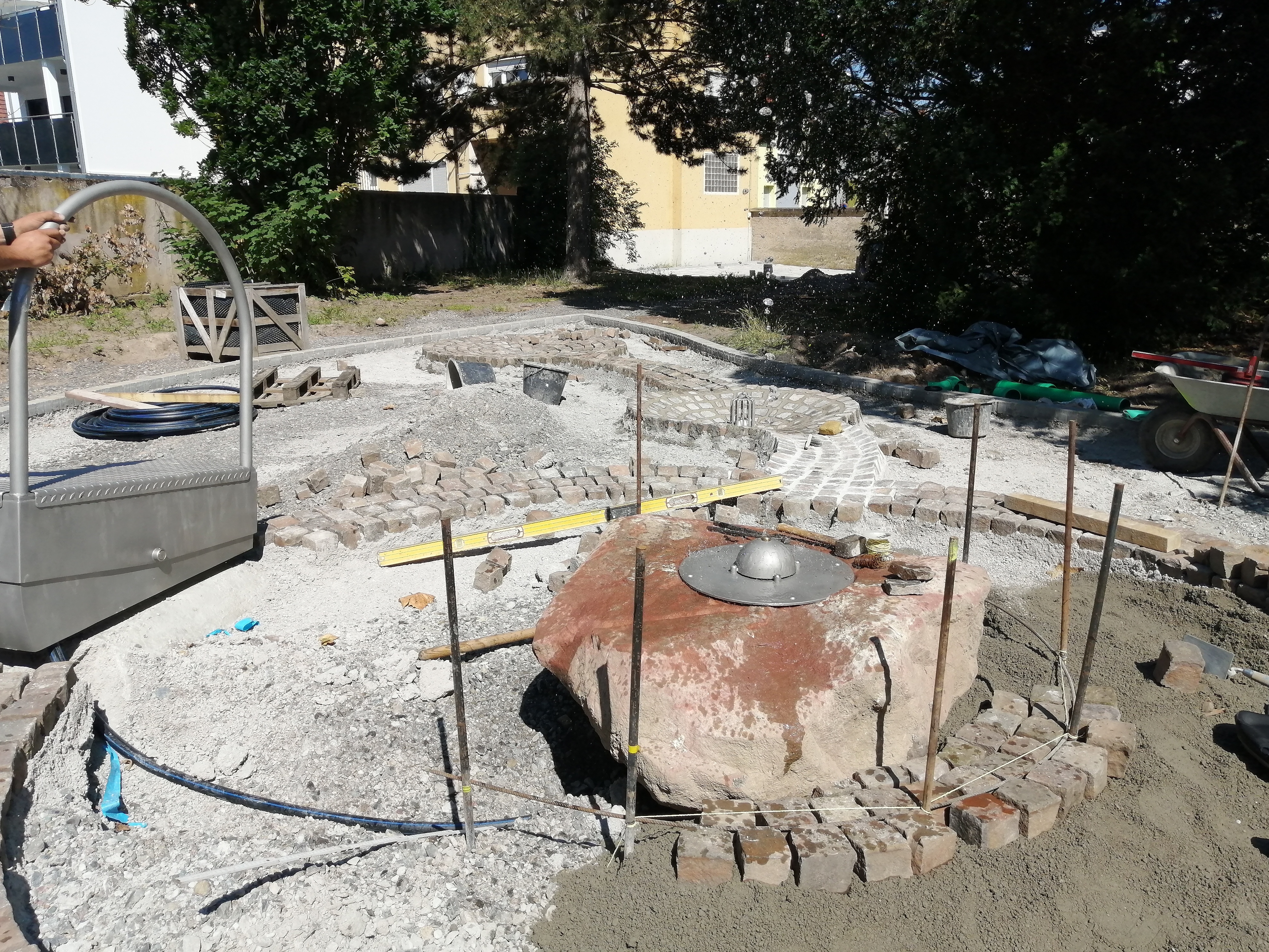 Ein Brunnen entsteht im Stadtpark