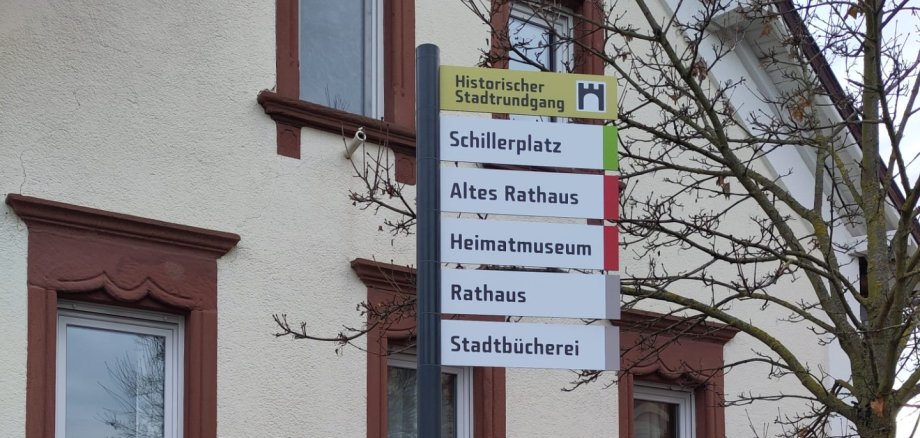 Wegweiser vor einem Haus