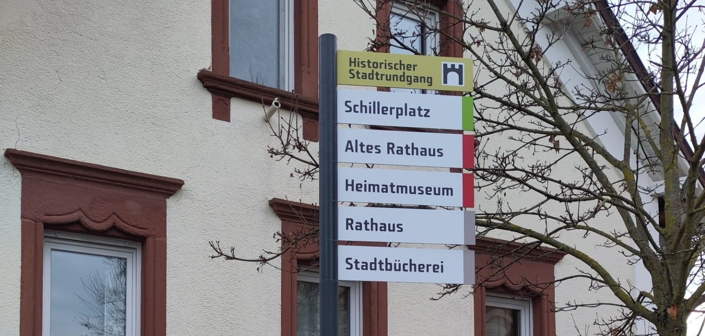 Wegweiser vor einem Haus