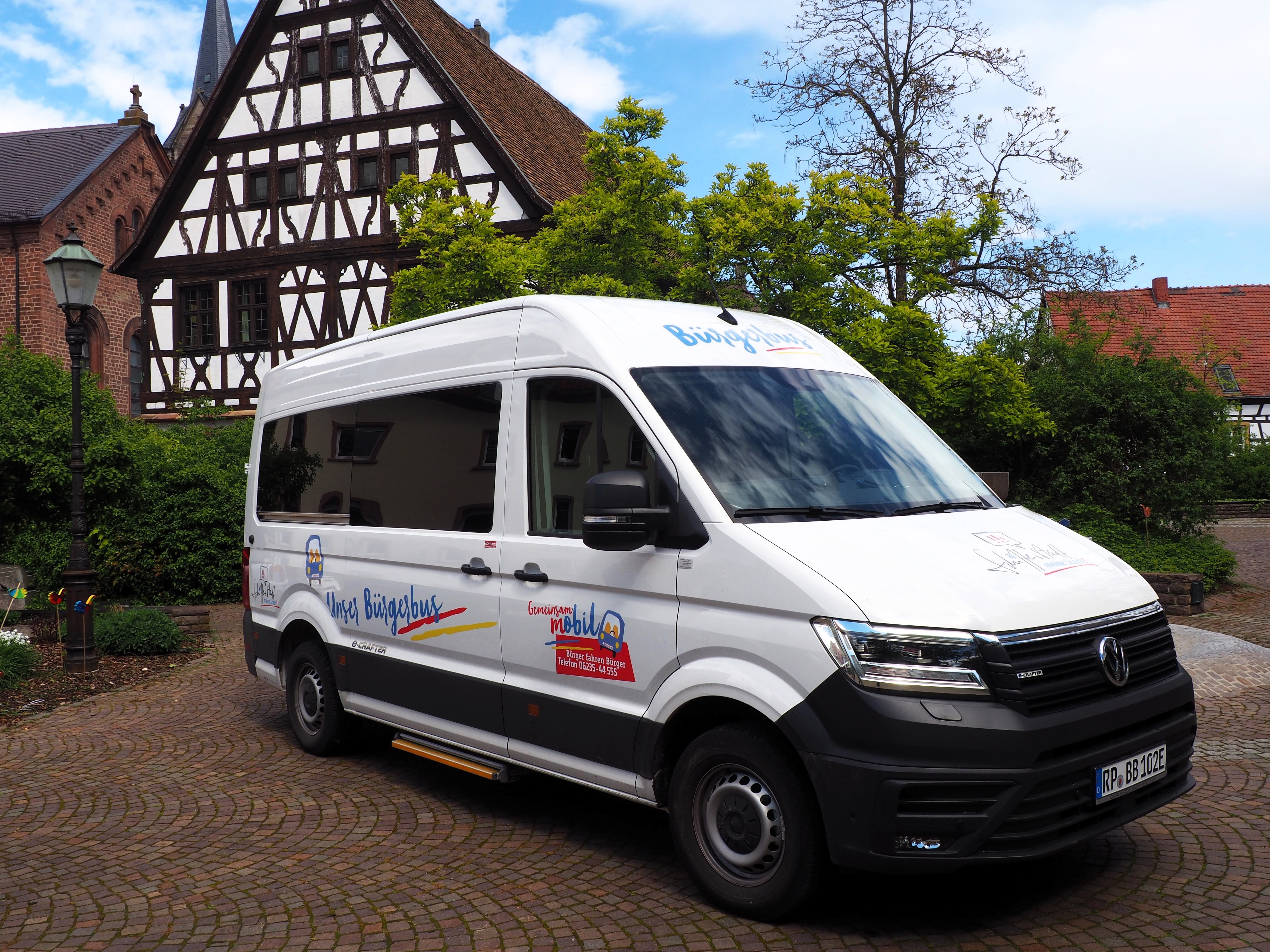 Neuer Bürgerbus vor altem Rathaus