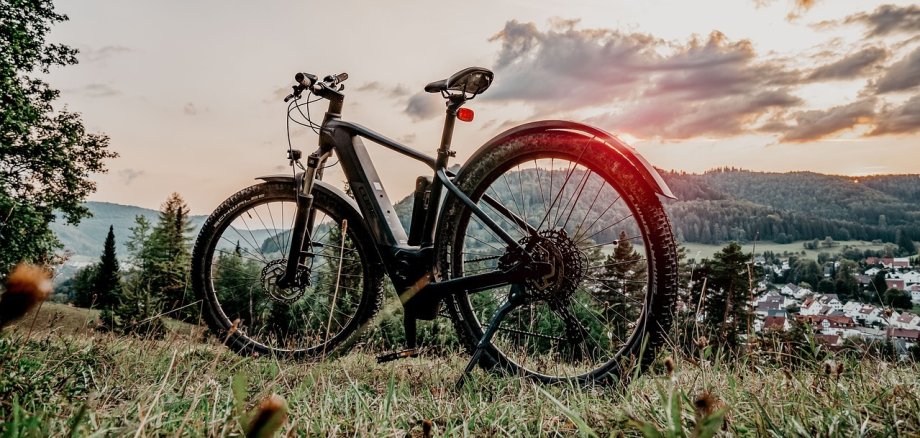Elektro-Fahrrad vor Sonnenuntergang