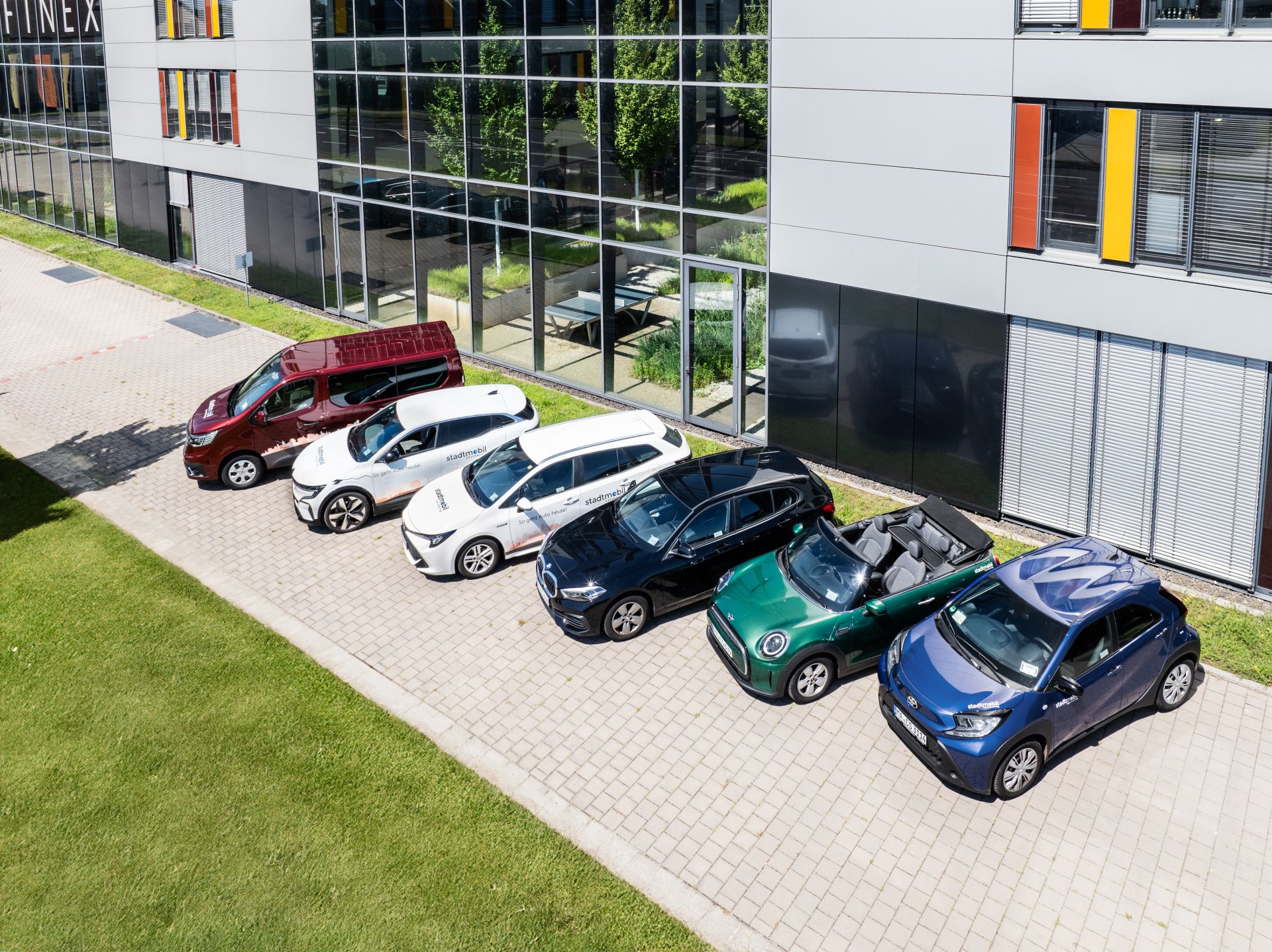 parkende Autos vor einem Haus