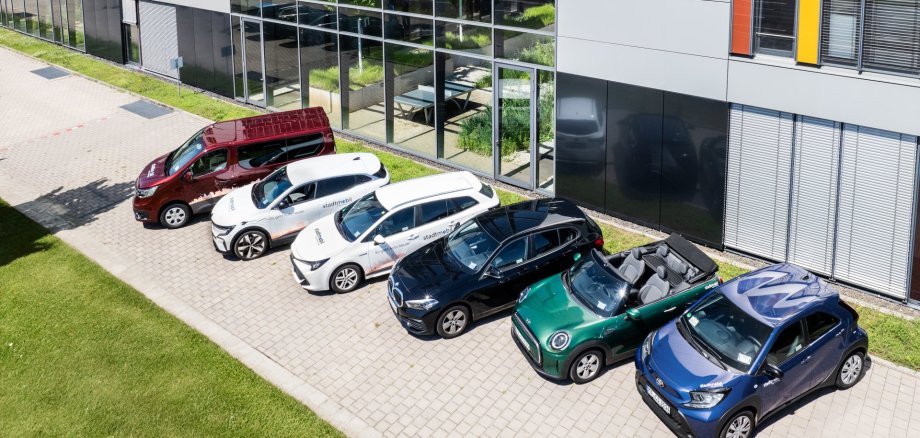 parkende Autos vor einem Haus