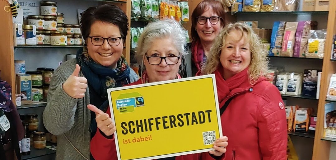 Team mit Fairtrade Stadt Schild