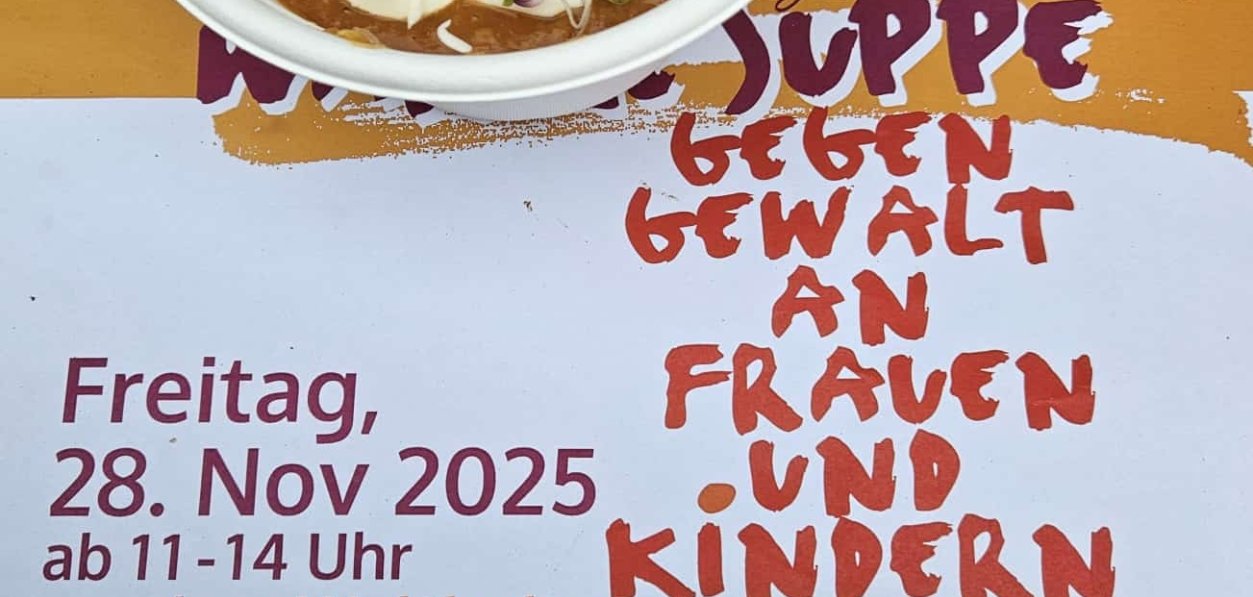 Auf einem Plakat steht eine Schale, die mit Suppe gefüllt ist.