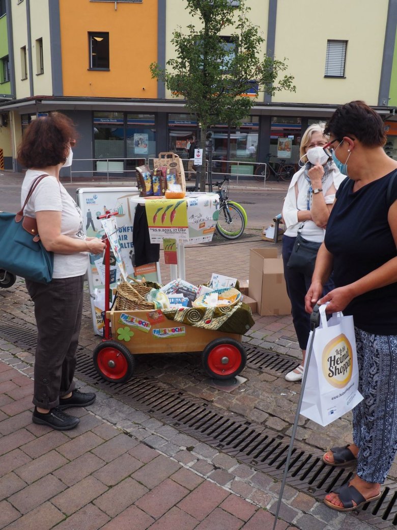 Frauen mit Bollerwagen auf dem Wochenmarkt