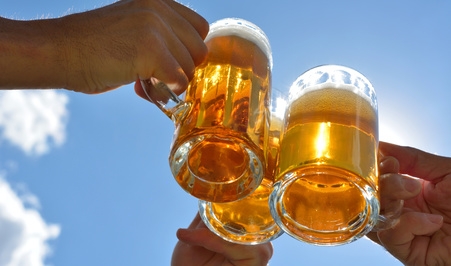 Bier Biergläser vor blauem Himmel