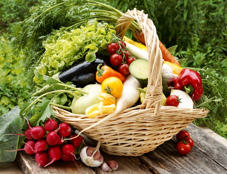 Sommergemüse im Korb