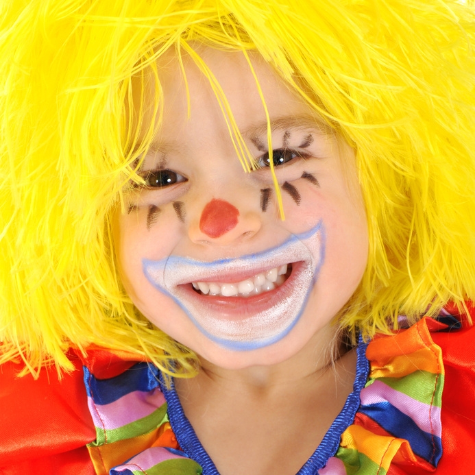Kleinkind als Clown verkleidet Bier