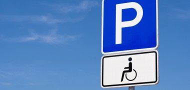 Parkplatz Rollstuhlfahrer - Parken - Pause - Menschen - Verkehr