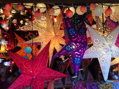 Weihnachssterne auf dem Weihnachtsmarkt Weihnachssterne auf dem Weihnachtsmarkt