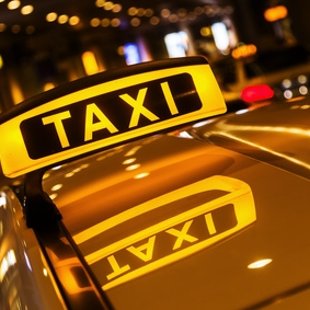Taxischild mit Spiegelung im Dach des Taxis Taxischild mit Spiegelung im Dach des Taxis