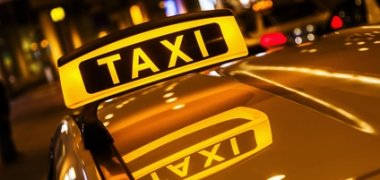 Taxischild mit Spiegelung im Dach des Taxis Taxischild mit Spiegelung im Dach des Taxis
