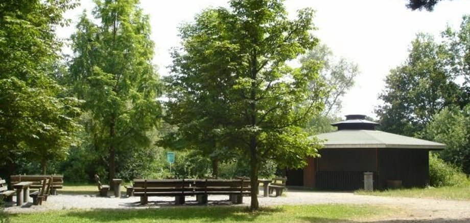 Grillhütte zwischen Bäumen