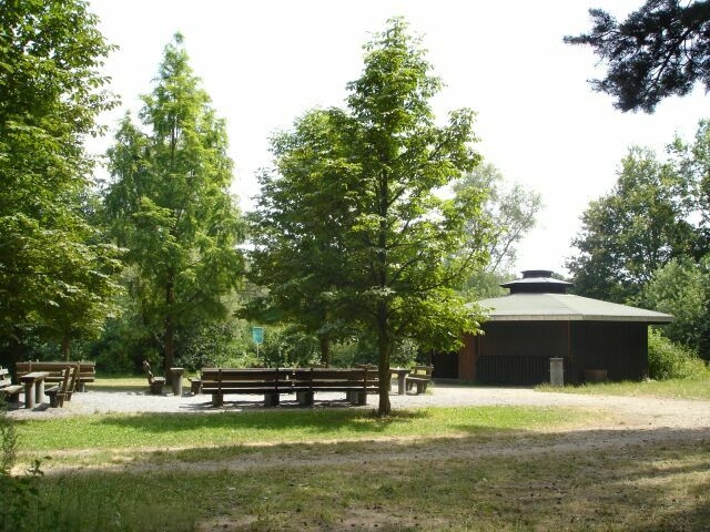 Grillhütte zwischen Bäumen