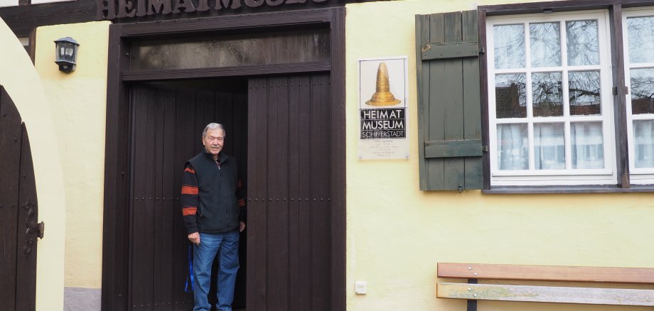 Eingang Heimatmuseum mit Johann Benedom