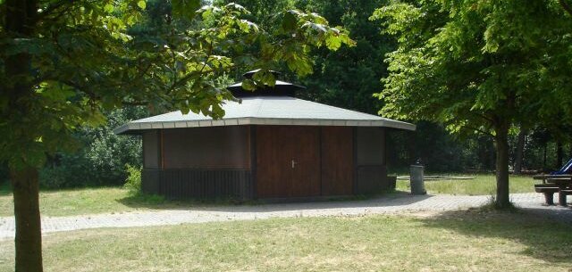Grillhütte zwischen Bäumen