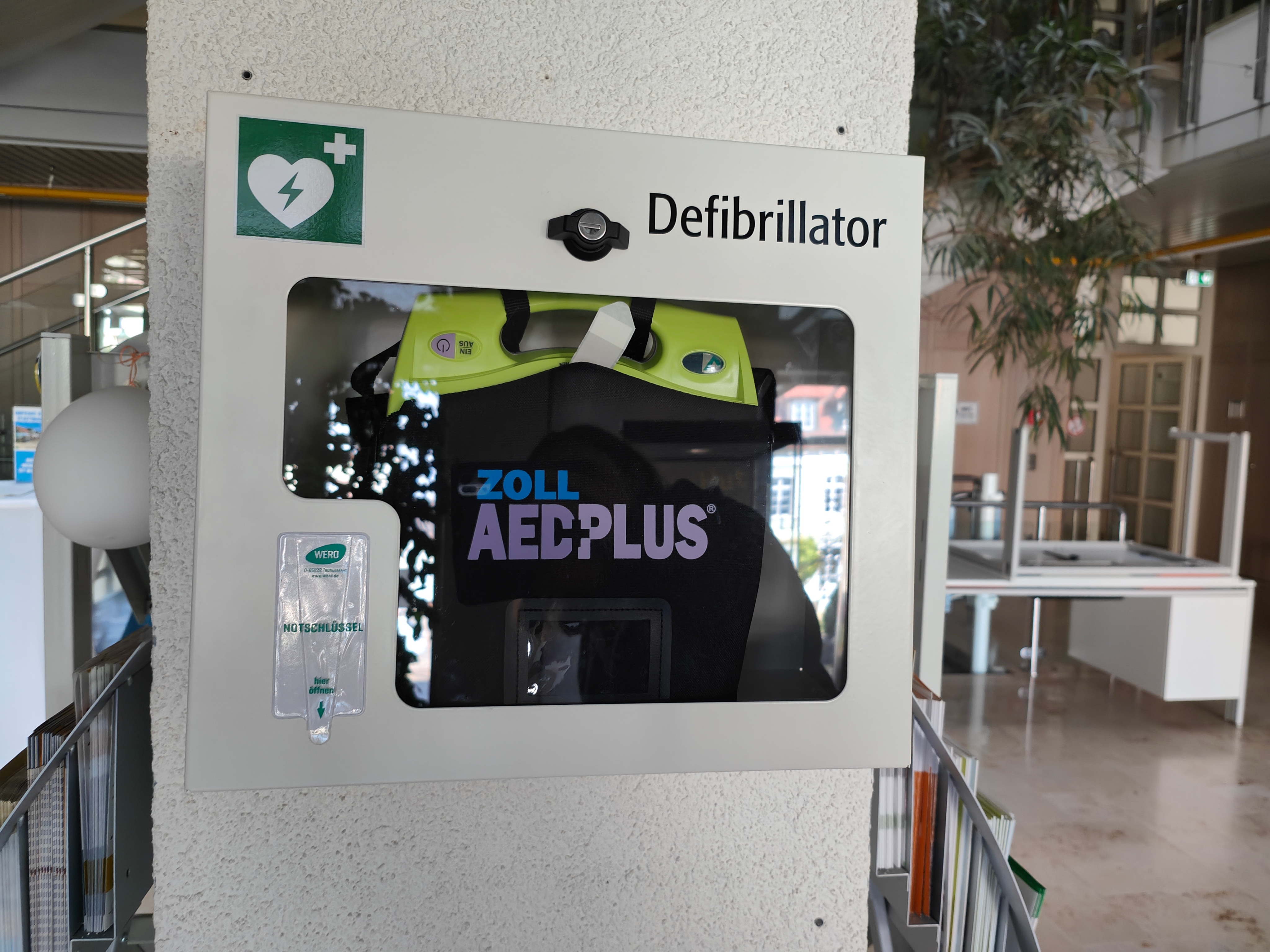 Defibrillator im Foyer des neuen Rathaus