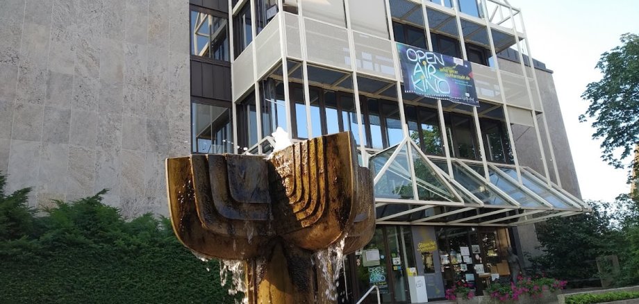 Rathaus mit Brunnen