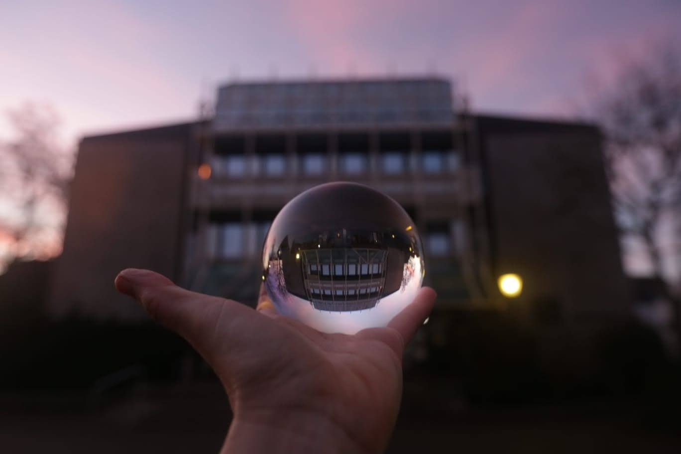 Rathaus Schifferstadt durch eine Glaskugel