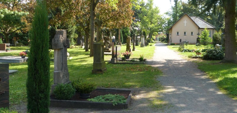 Stadtfriedhof Weg zur Kapelle.jpg