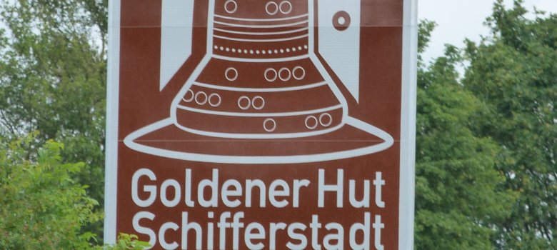 Schild Autobahn Goldener Hut