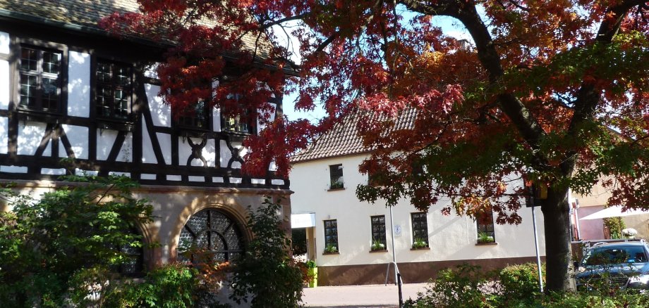 Altes Rathaus im Herbst