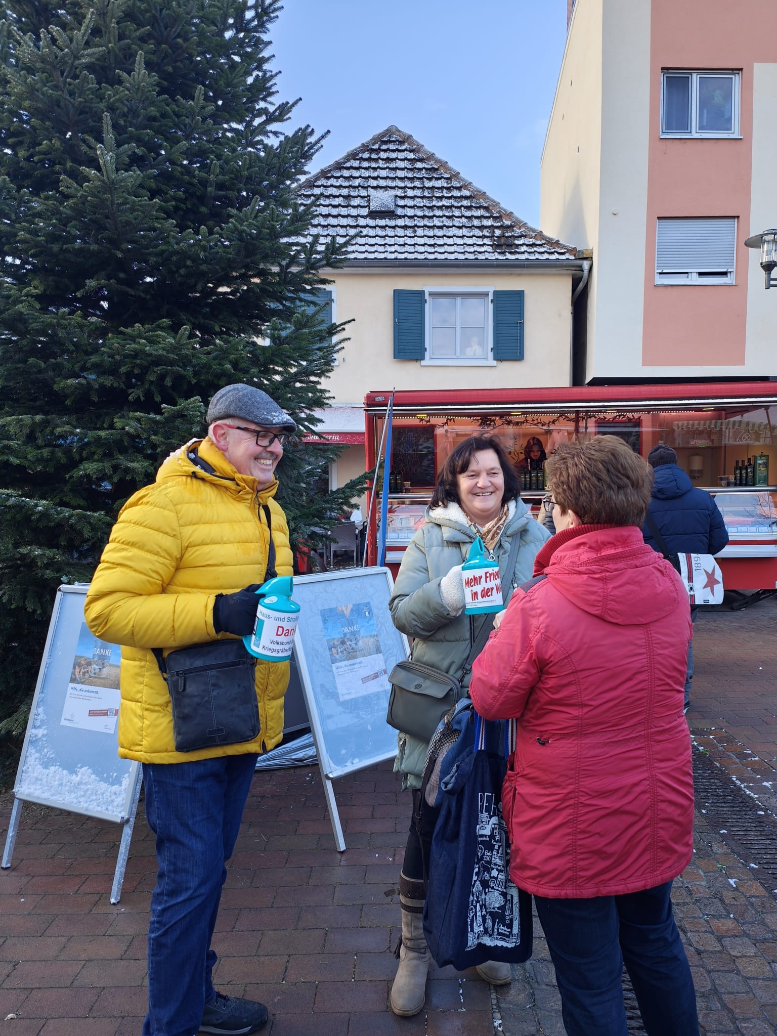 Bürgermeisterin Ilona Volk und Beigeordneter Dieter Weißenmayer mit Spendendosen