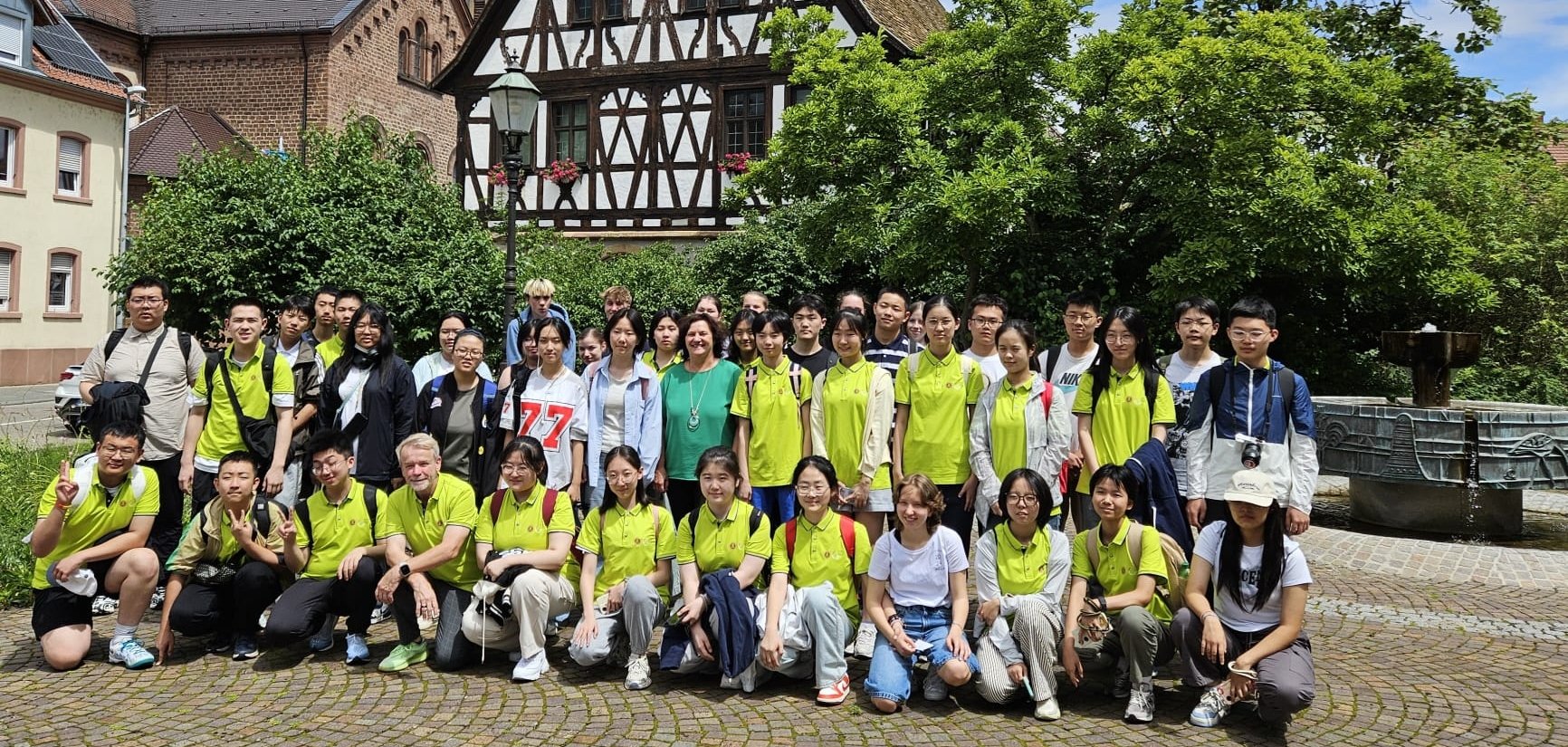 Chinesische AustauschschülerInnen vor altem Rathaus