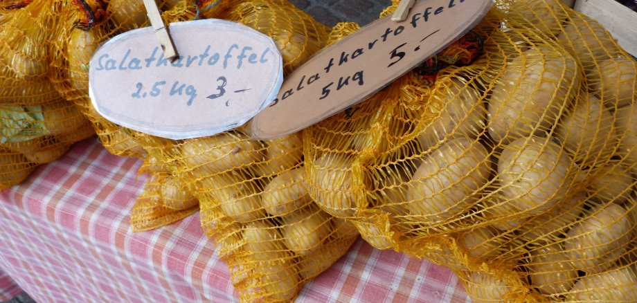 Kartoffeln mit Preisschild auf einer Tischdecke