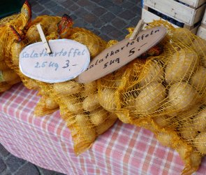 Kartoffeln mit Preisschild auf einer Tischdecke