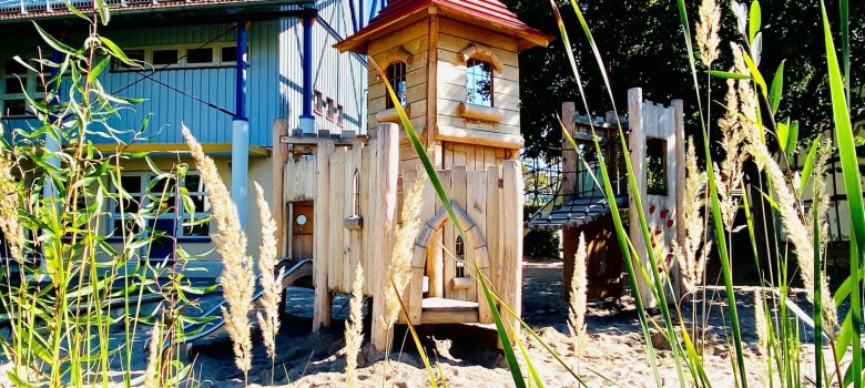 Spielturm im Außengelände