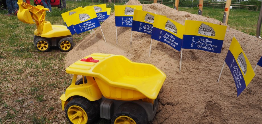Kinderbaustellenfahrzeuge auf Sand