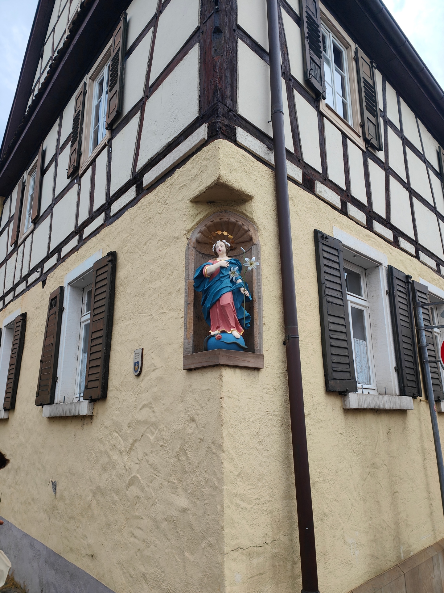 Marienfigur mit Lilien in der Muschelnische