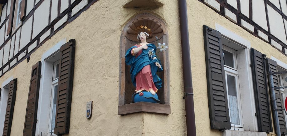 Marienfigur mit Lilien in der Muschelnische