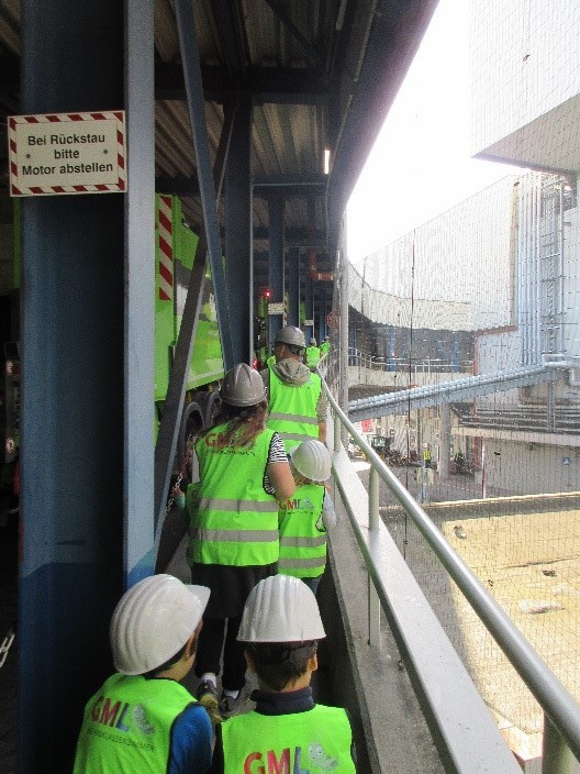 Kinder bei Besichtigung der Müllverbrennungsanlage