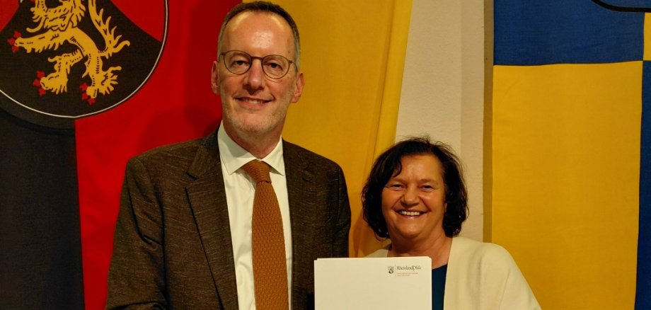 Innenminister Ebli und Ilona Volk Innenminister Ebli und Ilona Volk bei der Übergabe des Bewilligungsbescheides im Alten Rathaus