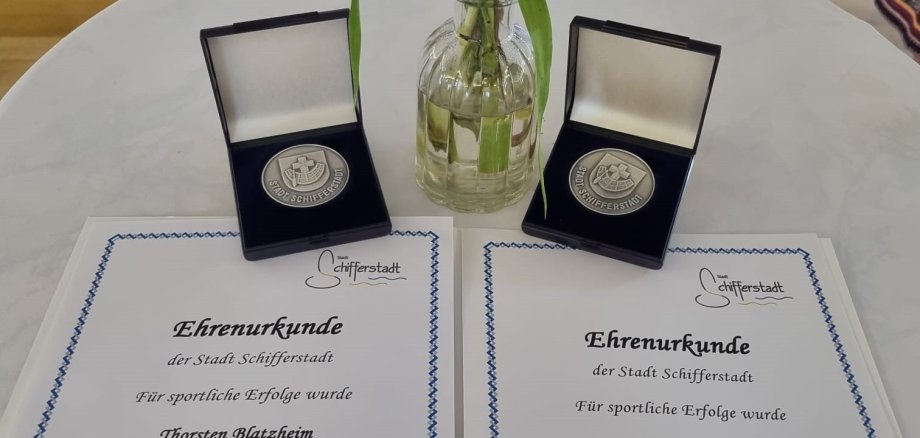 Medaillen und Urkunden