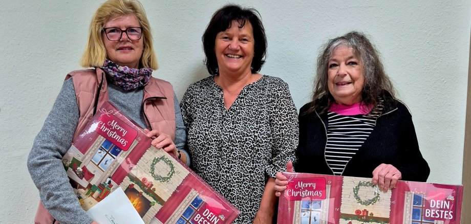 3 Frauen mit Adventskalendern in den Händen 
