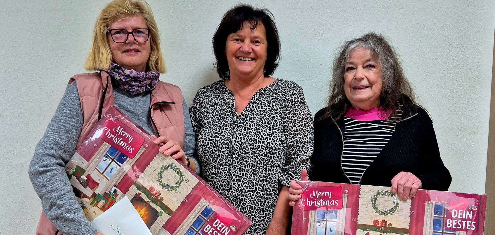 3 Frauen mit Adventskalendern in den Händen 