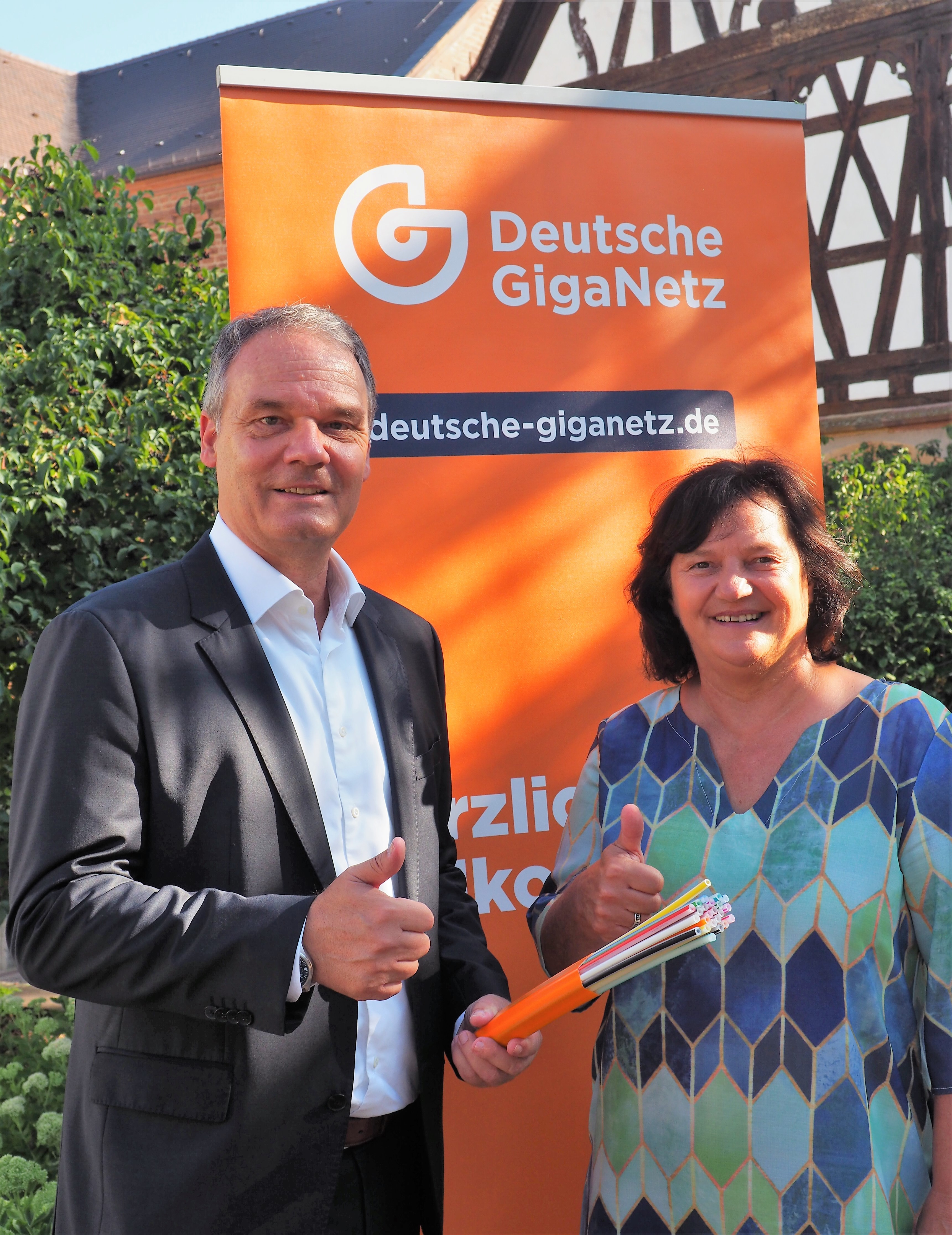 Vertragsunterzeichnung Glasfaser