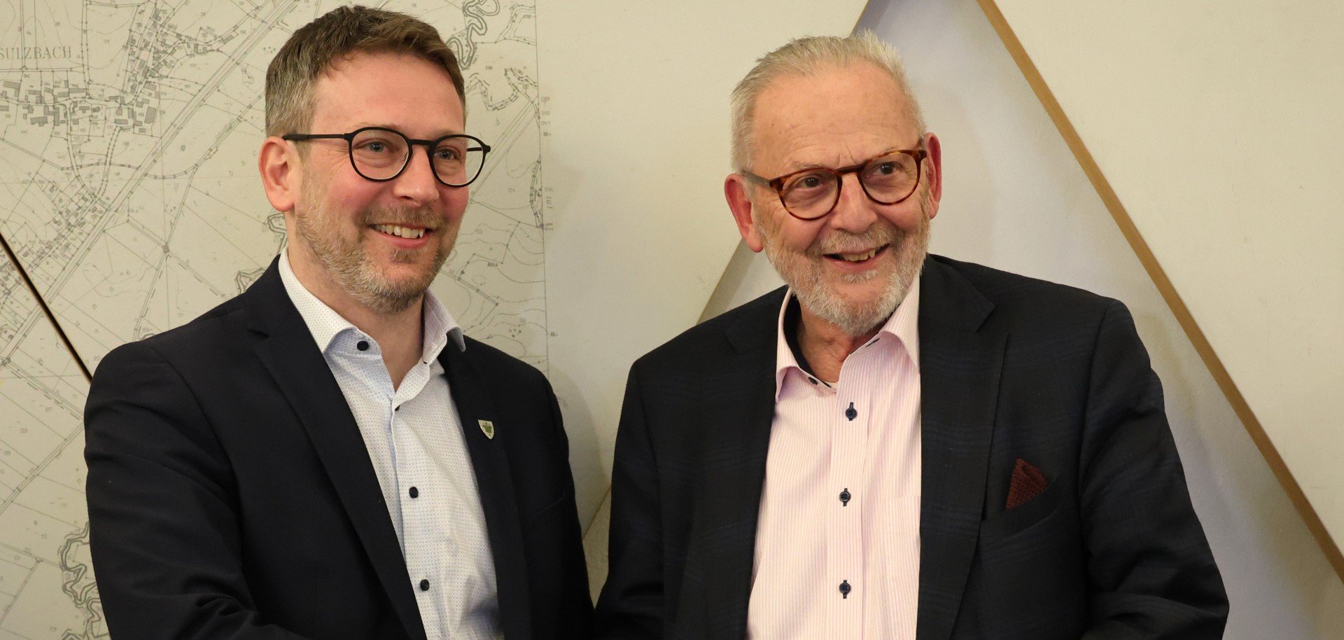 Josef Dußmann und Klaus Habermann schütteln Hände