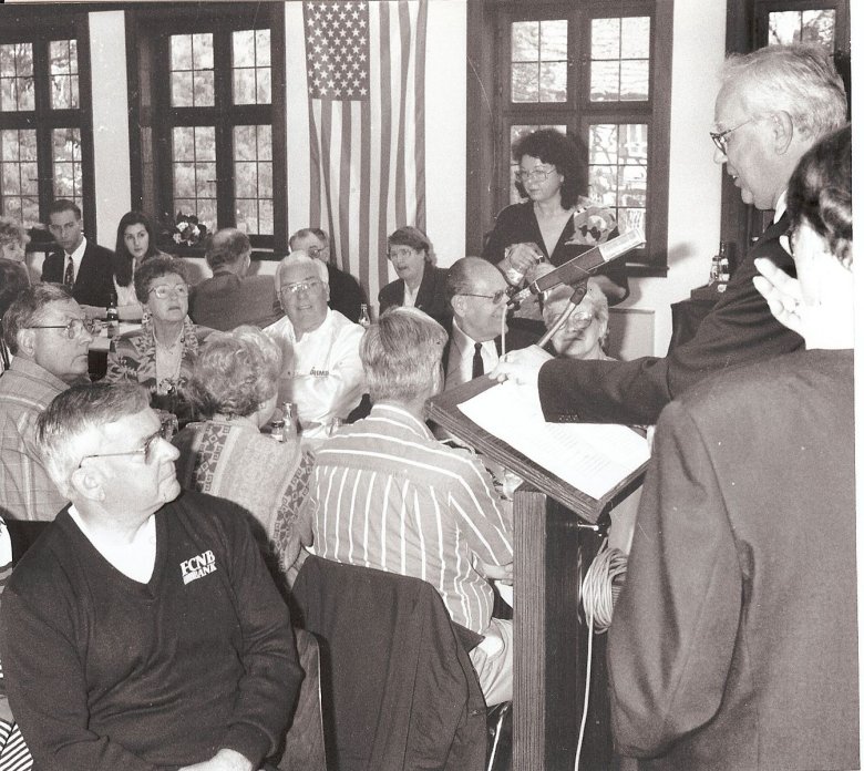 Bürgermeister Jim Grimes (links) und seine Reisegruppe aus Frederick im Alten Rathaus Schifferstadt 27.April 1995.jpg