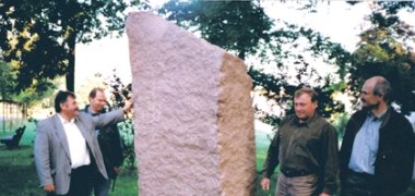 Bürgermeister Madl übergibt Freundschafts-Porphyr in Schifferstadt.jpg