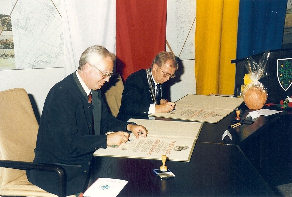 Unterzeichnung der Partneschaftsurkunde