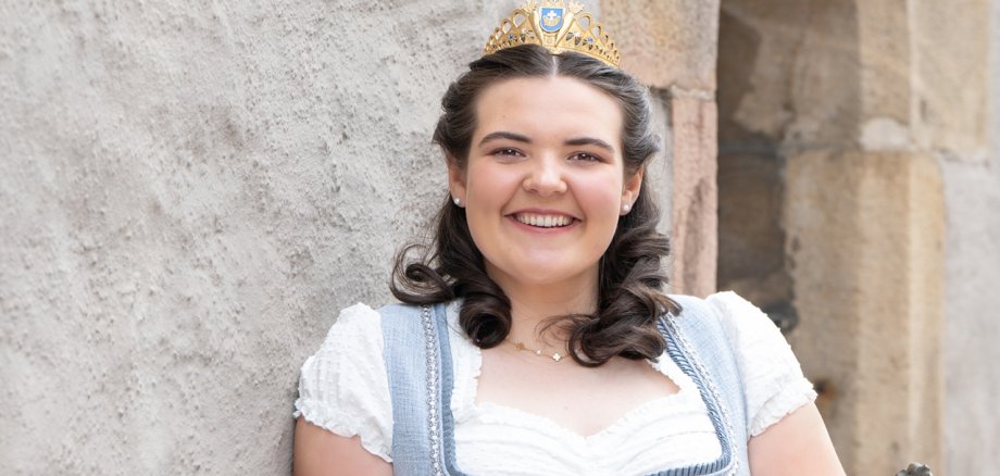 Rettichkönigin Julia mit Krone und Zepter