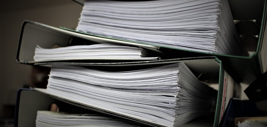 übereinanderliegende Aktenordner