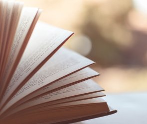 aufgeblättertes Buch