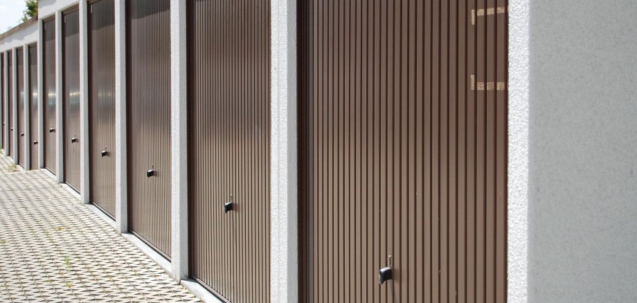 mehrere Garagentore in einer Reihe