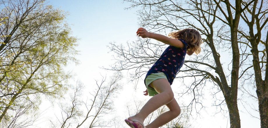 Kind auf Trampolin